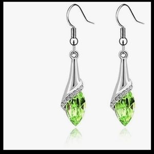 Green 💚 dangle drop crystal earrings NWT